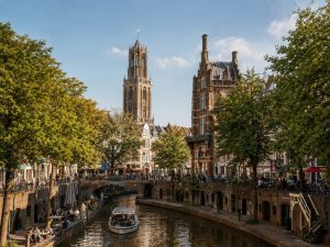 De Domtoren en de Oudegracht in Utrecht op een zonnige dag